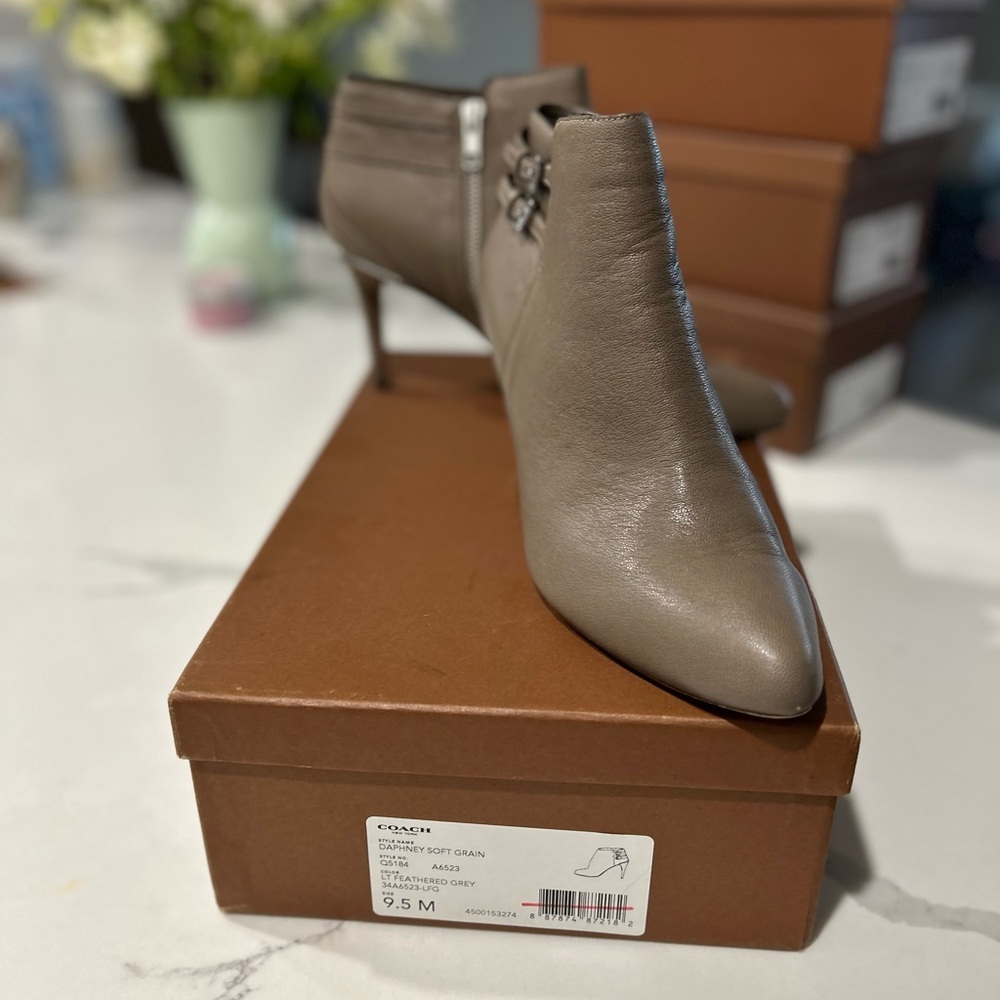 Coach Daphne Leather Bootie – Light Feathered Grey – Size 9.5